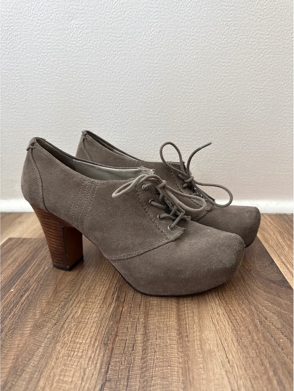 Hinge Gray Suede Lace Up Platform Oxford Heels Women’s 9.5 Anthropologie